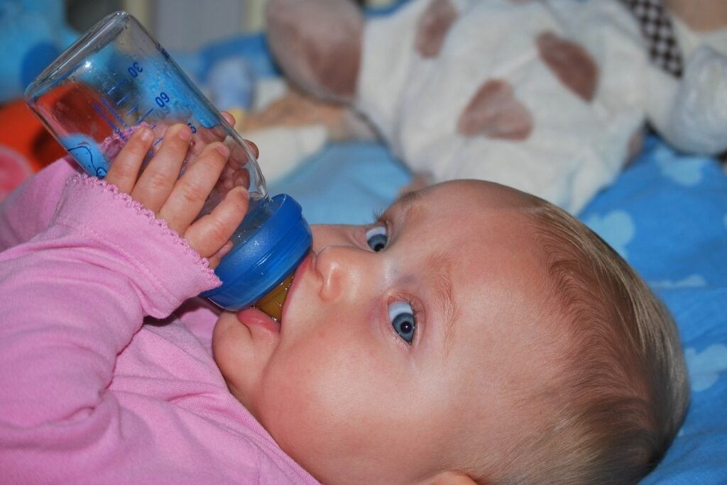 Comment faire accepter le biberon à un bébé allaité