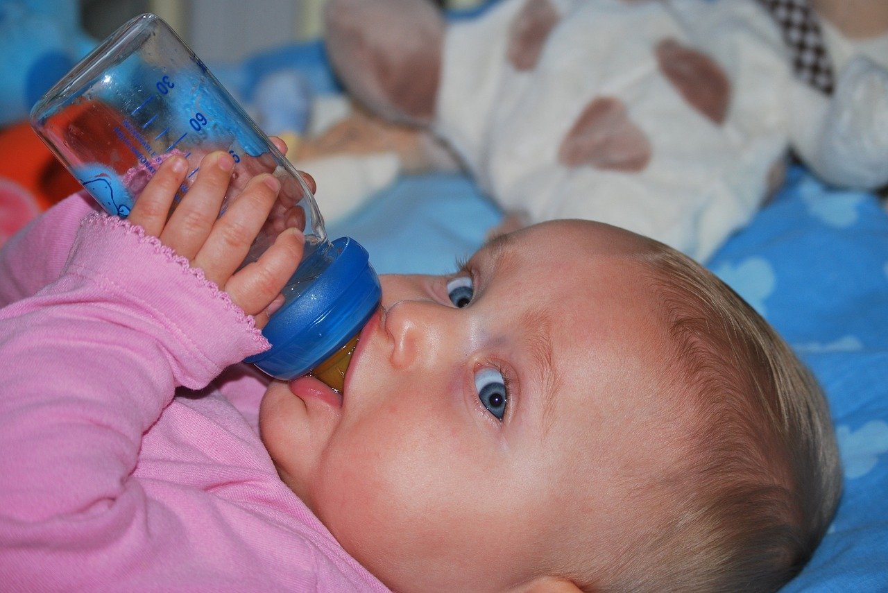 Comment faire accepter le biberon à un bébé allaité