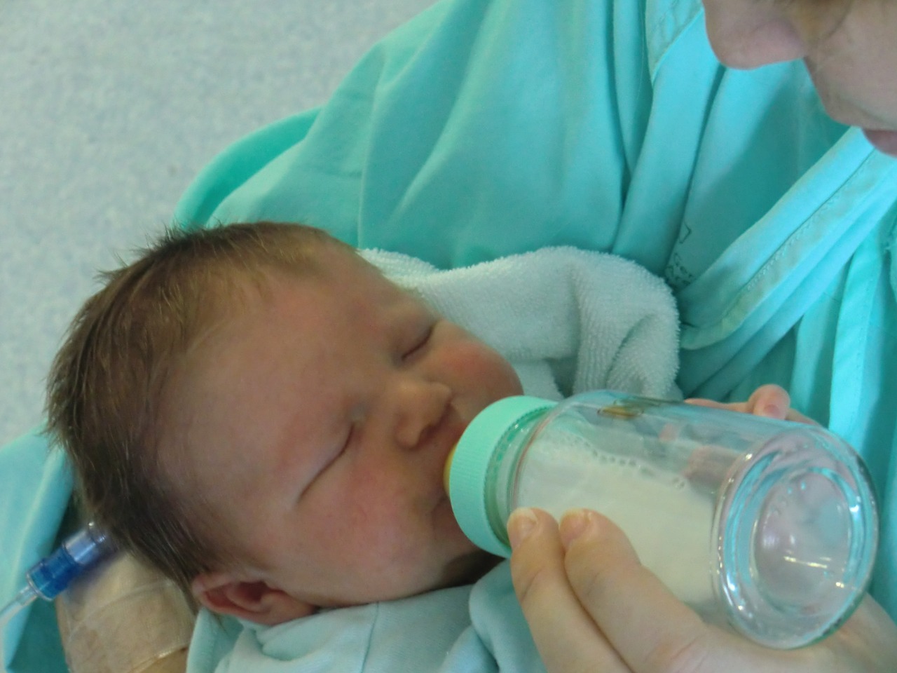 Comment faire accepter le biberon à un bébé allaité